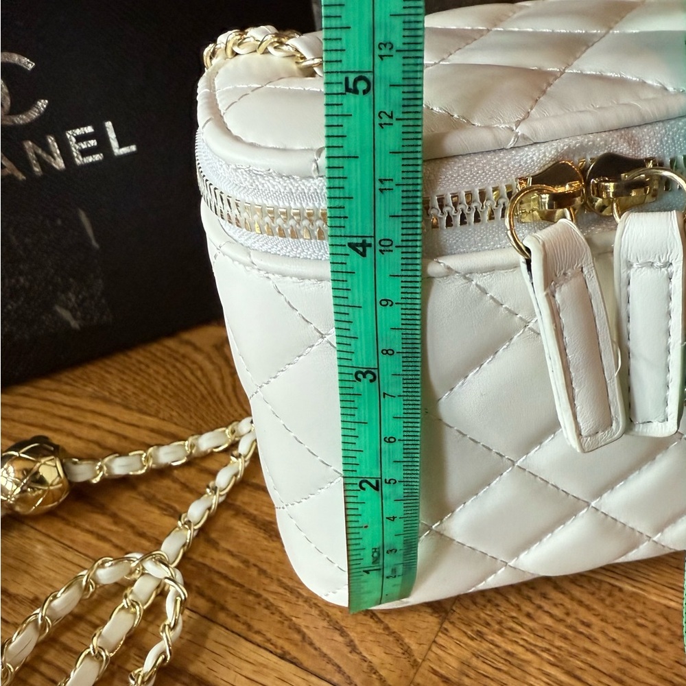 Chanel GWP white quilted vanity - Picture 6 of 6